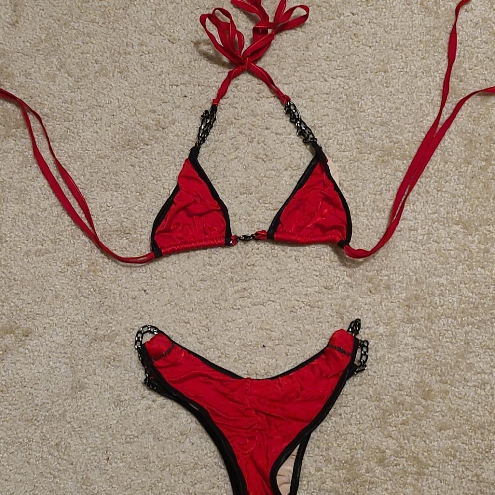 Scrunch butt red black chain bikini